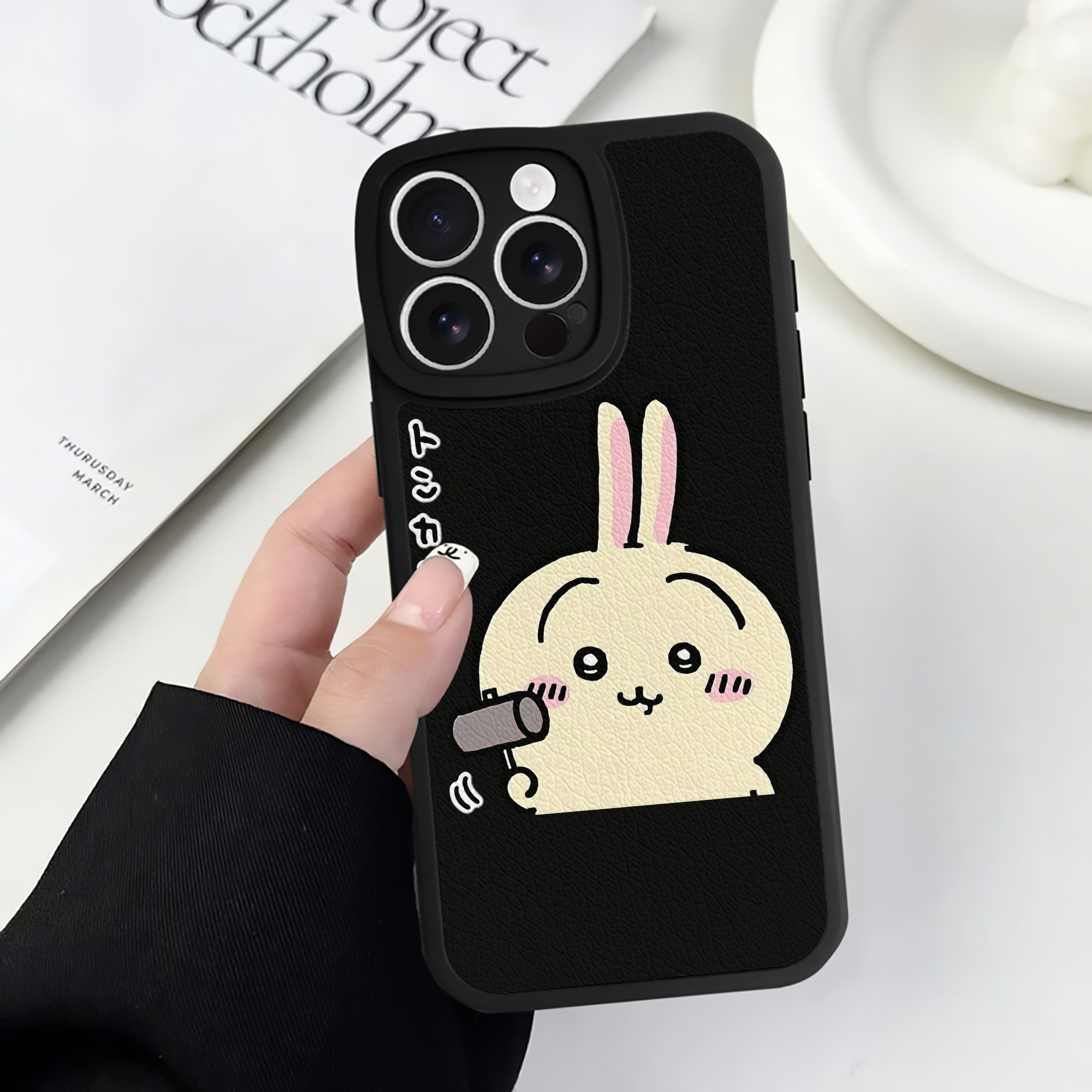 （画像用） ちいかわ うさぎ Chii-kawa usagi 【iPhone 16シリーズ対応】シリコンスマホケース（レザー調） 材質：シリコン